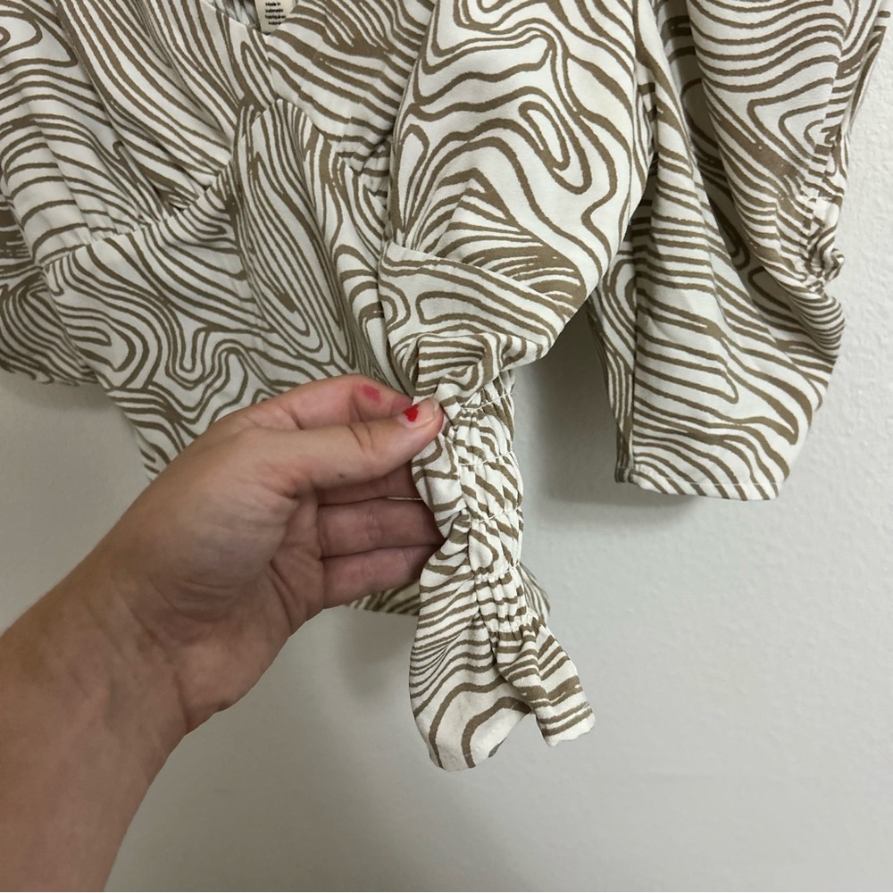 Open Edit Puff Sleeve Line Pattern Top - image 4